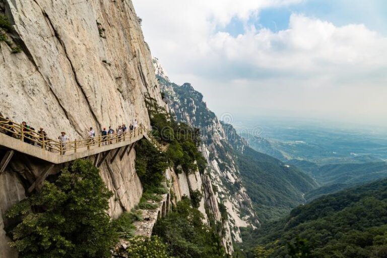 july-â€“-dengfeng-china-â€“-tourists-walk-mount-songshan-tallest-sacred-mountains-china-dedicated-to-taoism-138227358[1]