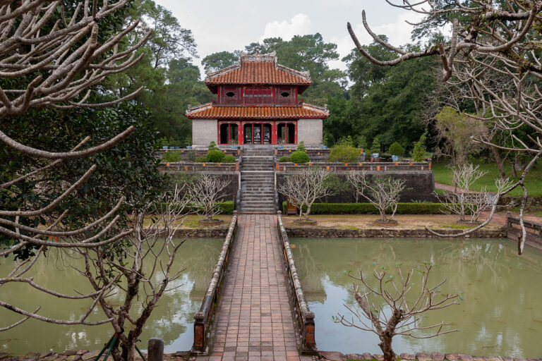 1280px-Hue_Vietnam_Tomb-of-Emperor-Minh-Mang-01[1]