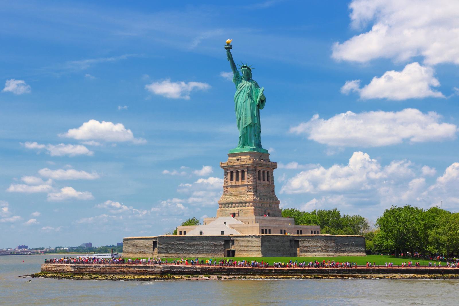 18 Famous statues in the World