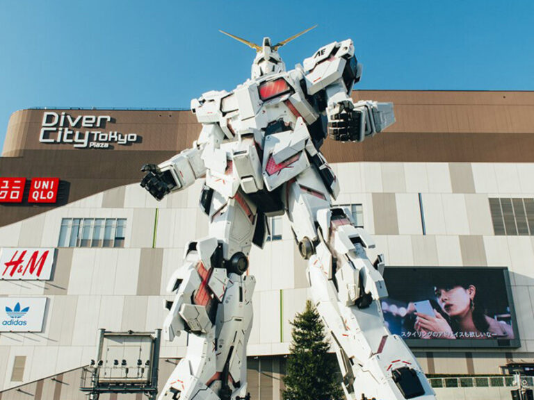 The-life-sized-Unicorn-Gundam-Statue-in-Odaiba-c-SOTSU-SUNRISE-Location-DiverCity-Tokyo-Plaza[1]
