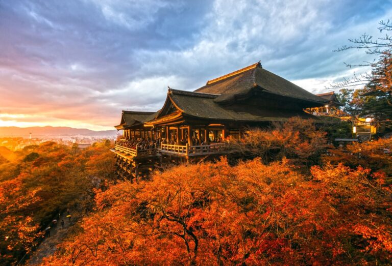 magazine-autumn-color-at-kiyomizu-dera-temple-in-kyoto[1]