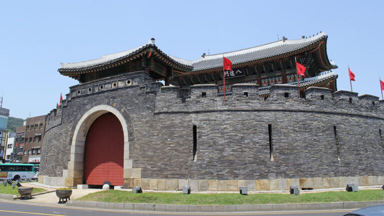 suwon-hwaseong-fortress-and-korean-folk-village-tour_3985e5abe6400f3e025d1e572d4ec2317de0b1fe[1]