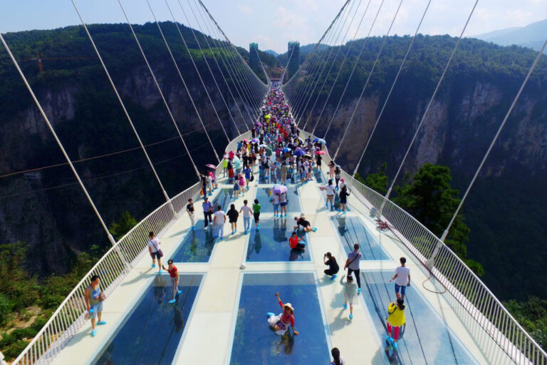 the-zhangjiajie-glass-bridge-opens-1[1]