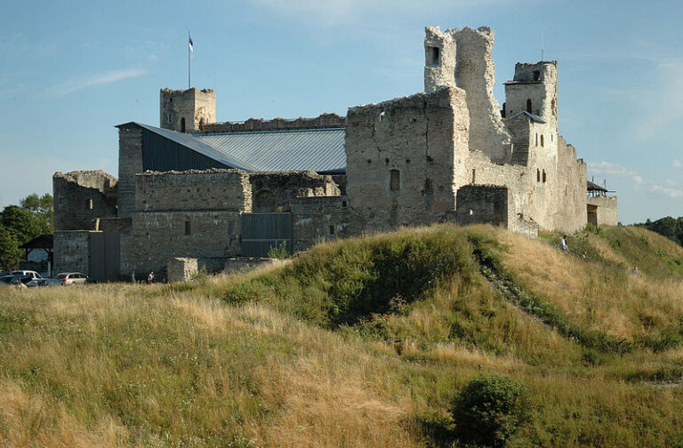 800px-Rakvere-castle-estonia-cropped[1]