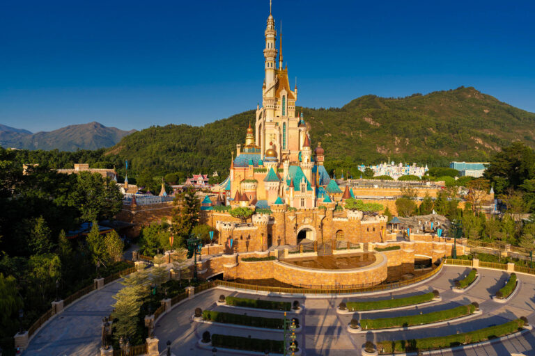 Castle-of-Magical-Dreams-Hong-Kong-Disneyland-3[1]