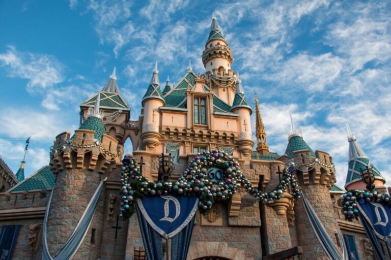 Hong-Kong-Disneyland-An-Insider-Guide-for-Buying-Tickets-Rides-Dining[1]