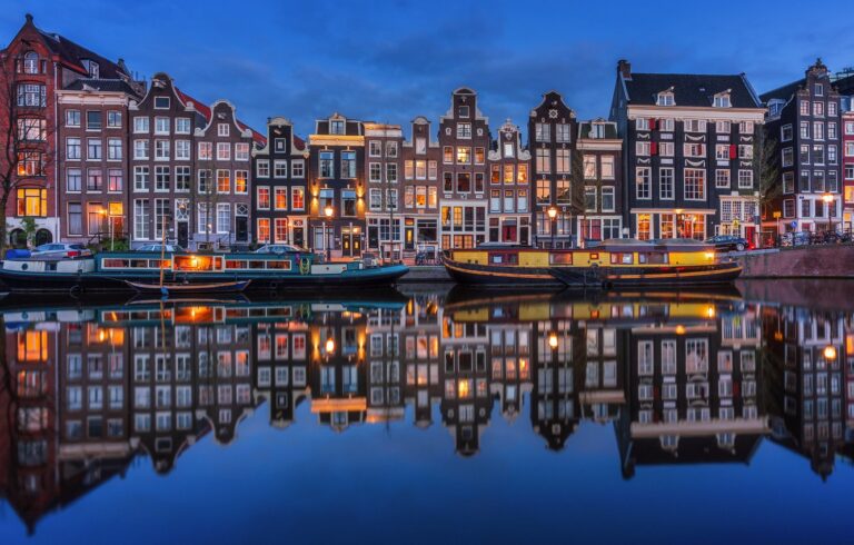 amsterdam-niderlandy-reka-doma-noch-ogni