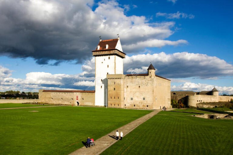 narva-castle-estonian-summer-36290809[1]