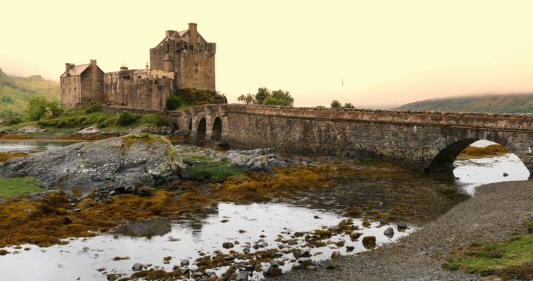videoblocks-eilean-donan-castle-scottish-highlands-scotland-united-kingdom-europe_b8cffqq7w_thumbnail-1080_01[1]