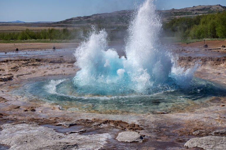 a-mighty-geyser-about-to-erupt-in-haukadalur-valley-in-south-iceland-part-of-the-famed-golden-circle-sightseeing-route[1]