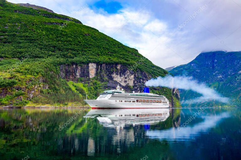 depositphotos_136363798-stock-photo-cruise-liners-on-geiranger-fjord[1]